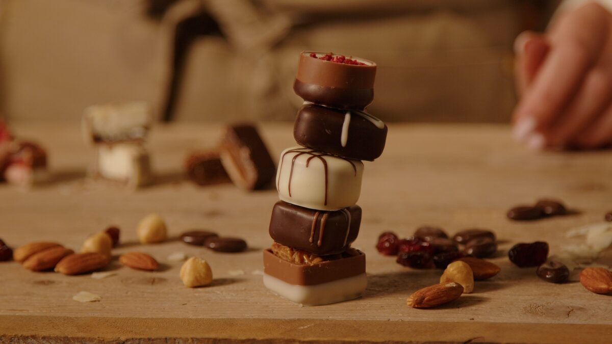 Stapel handgemaakte bonbons met noten en gedroogd fruit